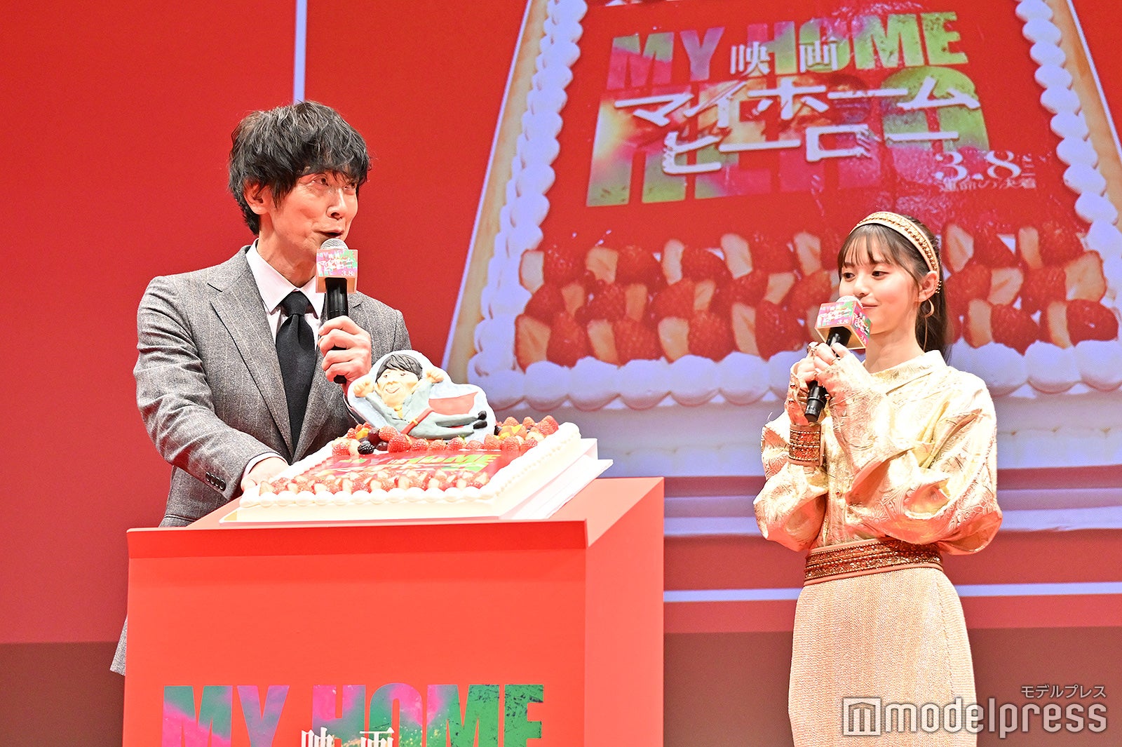 齋藤飛鳥らからのバースデーサプライズに喜ぶ佐々木蔵之介（C）モデルプレス