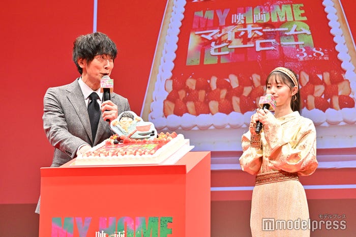 齋藤飛鳥らからのバースデーサプライズに喜ぶ佐々木蔵之介(C)モデルプレス