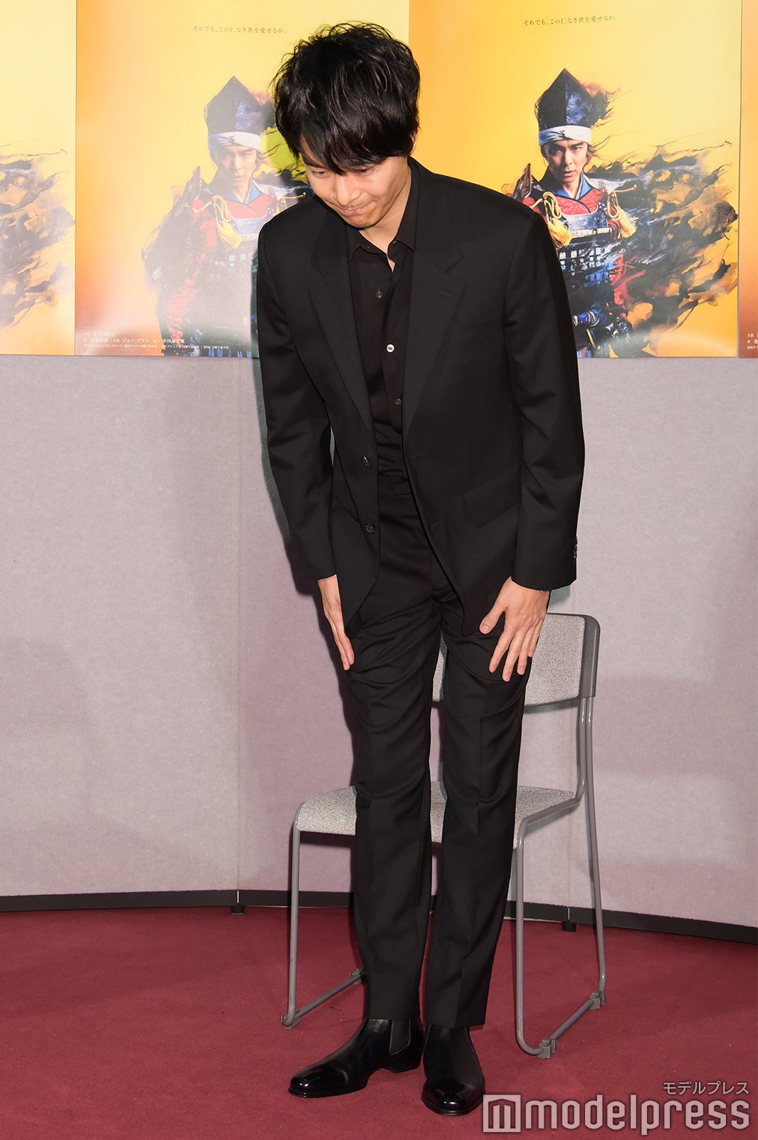 長谷川博己、品のあるお辞儀（C）モデルプレス