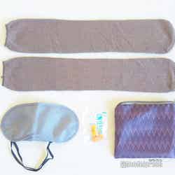 エコノミークラスのアイマスク、耳栓、ソックスのアメニティ※2018年12月現在は写真のデザインと異なる(C)モデルプレス