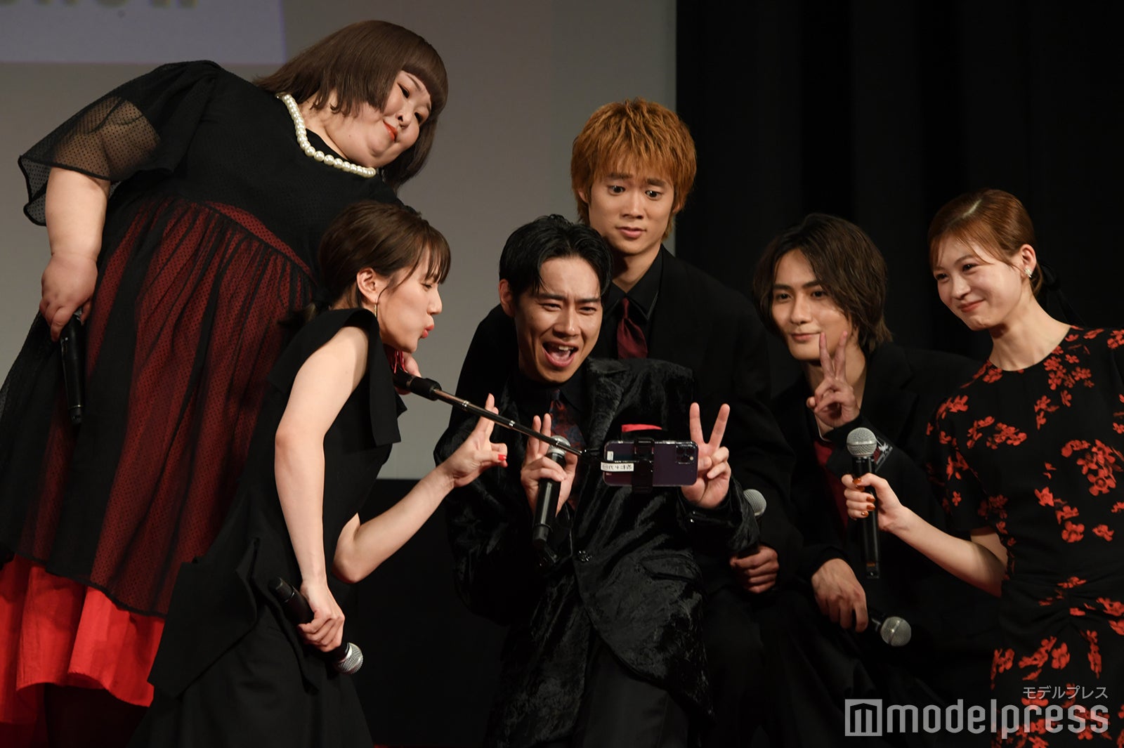 こっそりとインスタライブを行うかなで、三浦獠太、高橋大翔、山本千尋、戸塚純貴、中田青渚（C）モデルプレス