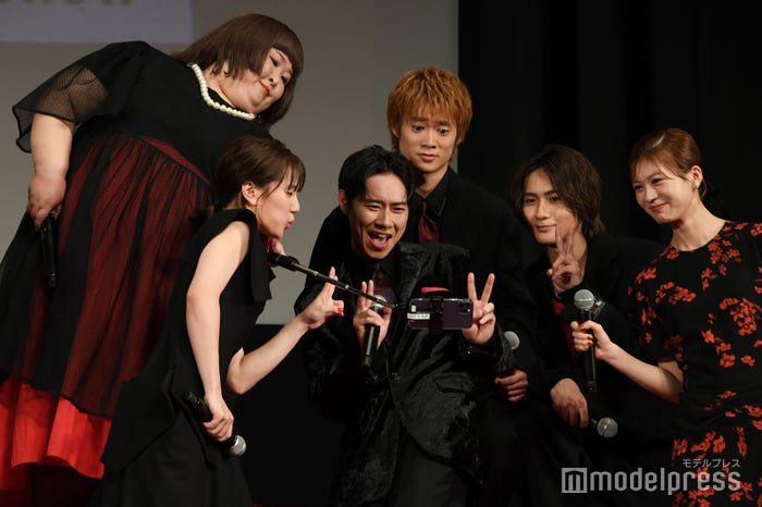 こっそりとインスタライブを行うかなで、三浦獠太、高橋大翔、山本千尋、戸塚純貴、中田青渚(C)モデルプレス