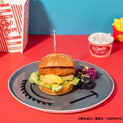 神々廻・大佛のカツバーガー税込1,690円(C)鈴木祐斗/集英社・SAKAMOTO DAYS製作委員会