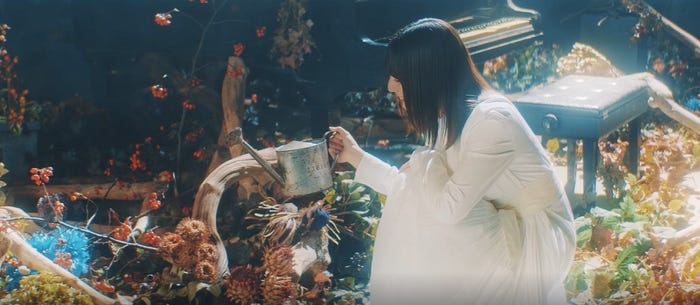 小坂菜緒/Thinking Dogs「SPIRAL」MVより(提供写真)