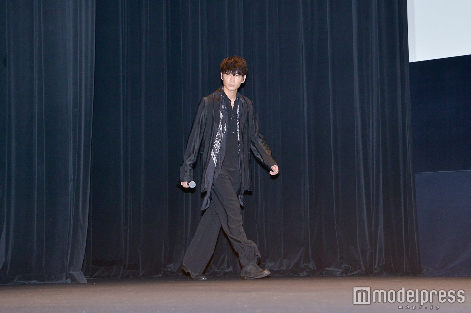 綾野剛、登場（C）モデルプレス