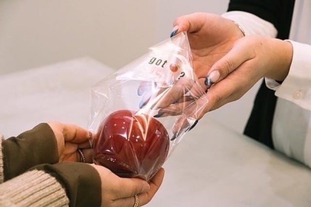 コーティングは極限まで薄く…！京都にできた新時代の「フルーツ飴」が話題♡