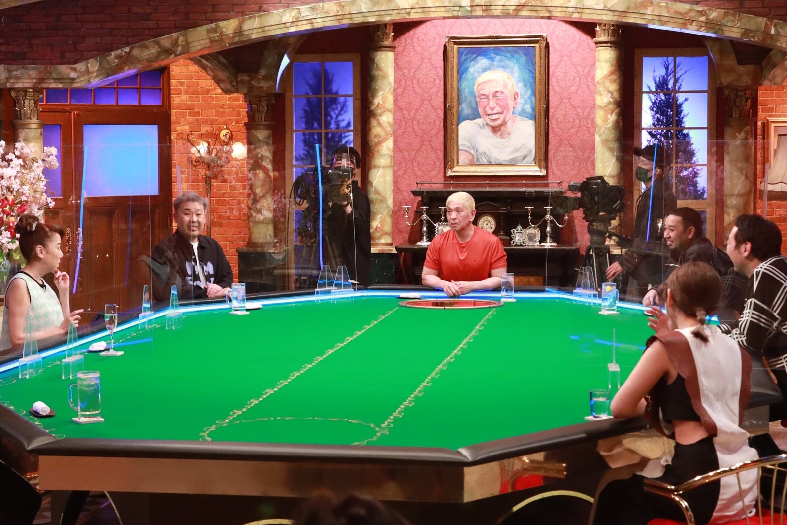 （左手前から時計回りに）太田光代、岩尾望、松本人志、大悟、田中卓志、紗栄子（C）フジテレビ