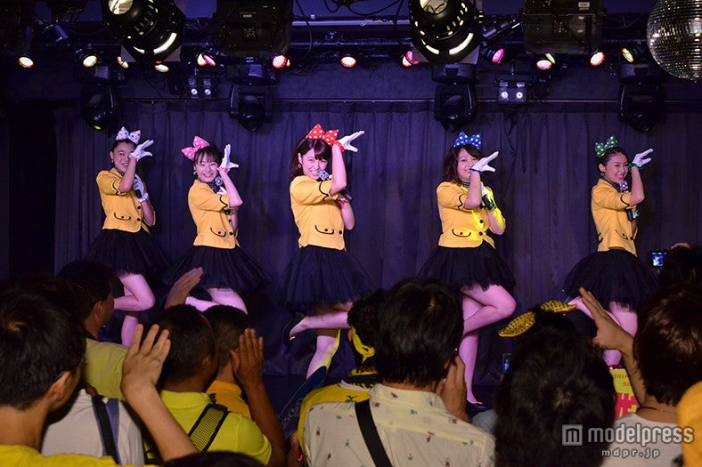 ライブの様子／写真左から：城戸愛莉、秋月成美、柳ゆり菜、橋本甜歌、小松美月