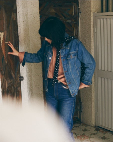 TOPS：VINTAGE、OUTER：A.P.C、PANTS：Levi’s（C）TOPLOG