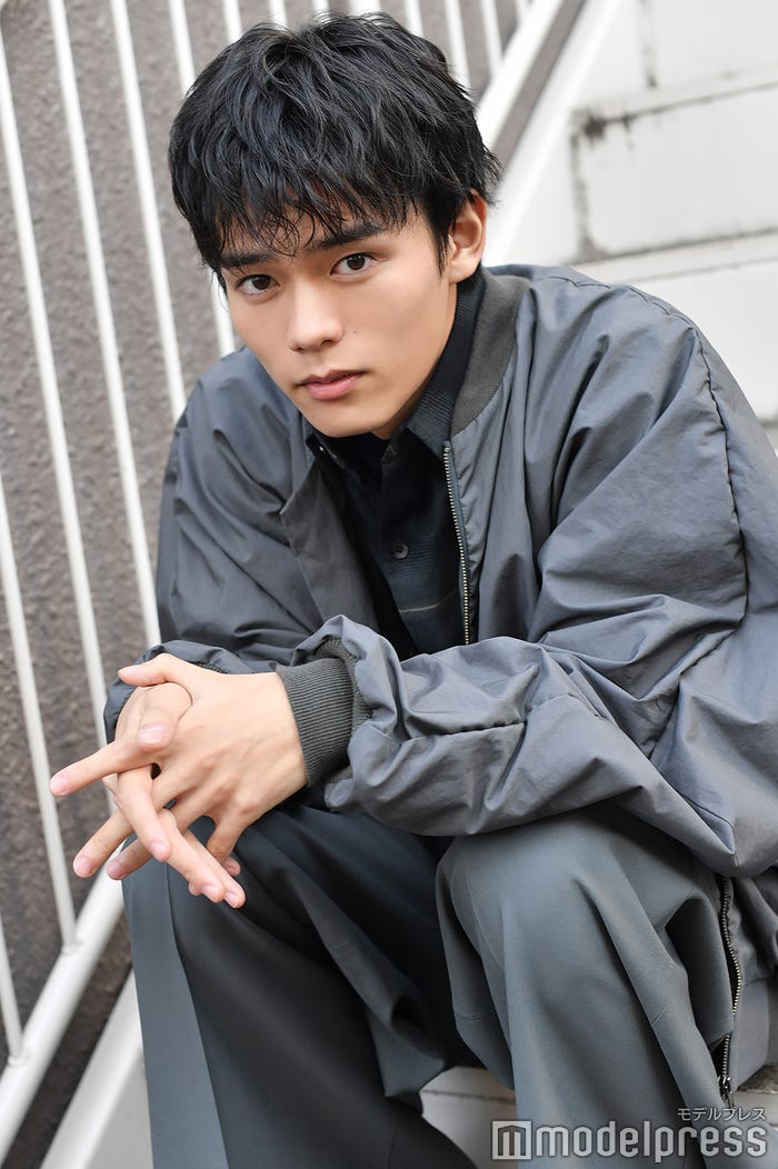 日向亘/スタイリスト:五十嵐 堂寿(Takahisa Igarashi)、衣装:ブルゾン5万600円、シャツ3万4100円、カットソー1万2100円、パンツ3万7400円、スニーカー3万8500円(すべてラッド ミュージシャン/ラッド ミュージシャン 原宿 TEL 03-3470-6760)※全て税込価格日向亘(C)モデルプレス