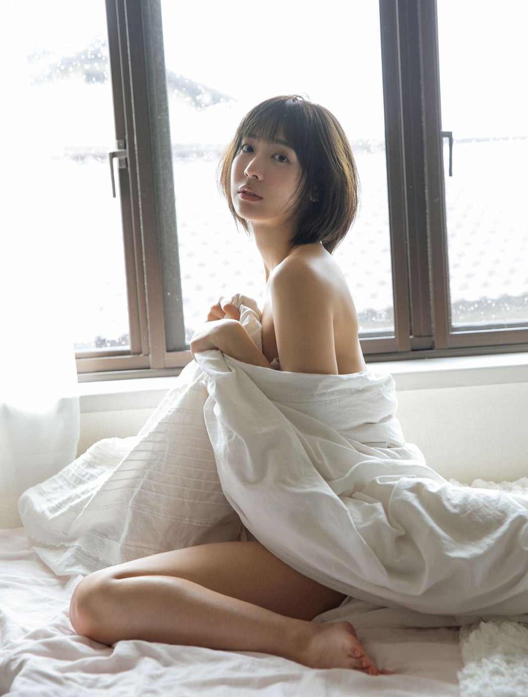 ＃ババババンビ・水湊みお、美背中チラリ 写真集から大胆カット公開