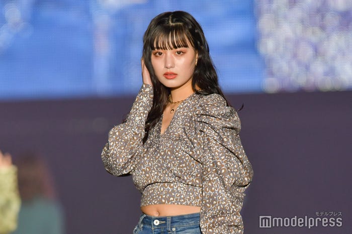 ロングヘアの鶴嶋乃愛(C)モデルプレス