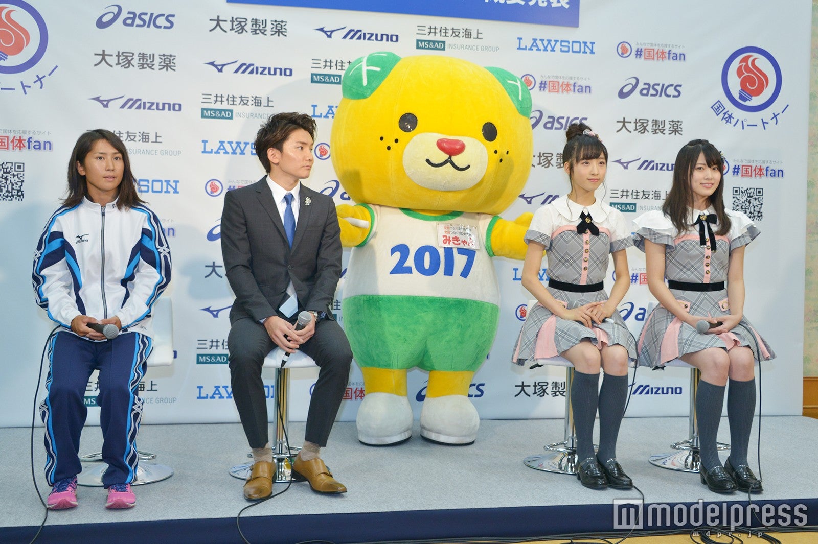 （左から）本杉風音選手、江原騎士選手、みきゃん、小栗有以、岡部麟 （C）モデルプレス