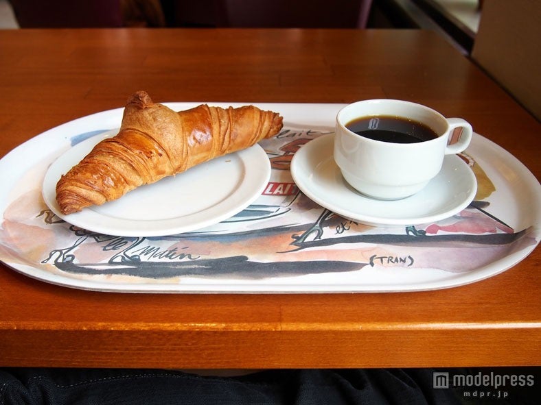 カフェ「LAURELL」のコーヒーとクロワッサン