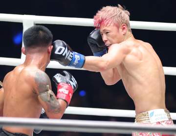 いたの！？武尊の引退試合に人気女優の姿「姉妹で観戦とは」集合写真のメンバーが豪華すぎる・・・「素敵なお写真」
