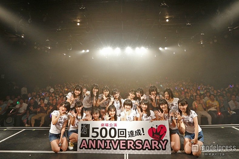 劇場公演500回を達成したHKT48（C）AKS