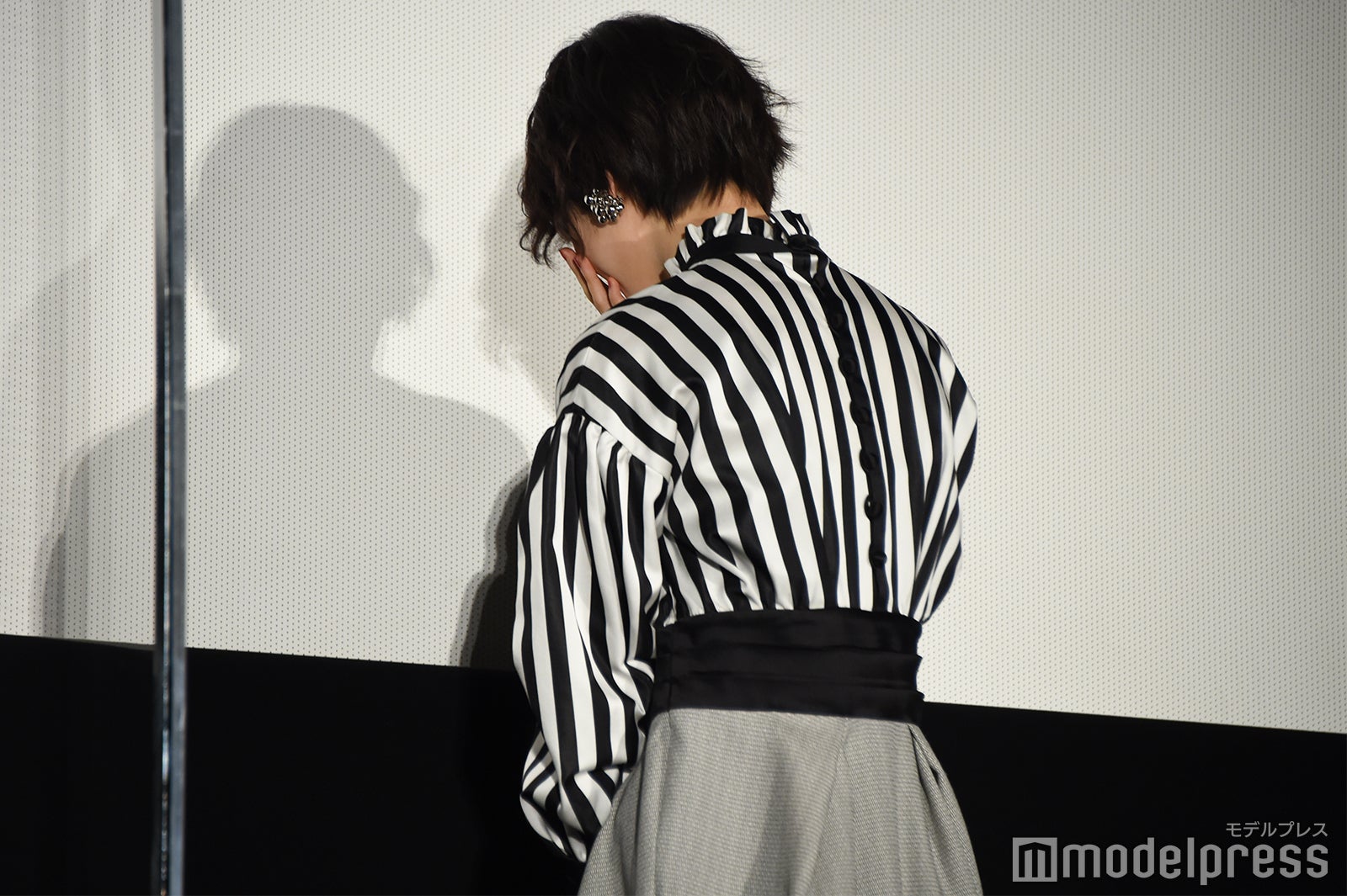 照れて後ろを向いてしまう平手友梨奈 （C）モデルプレス