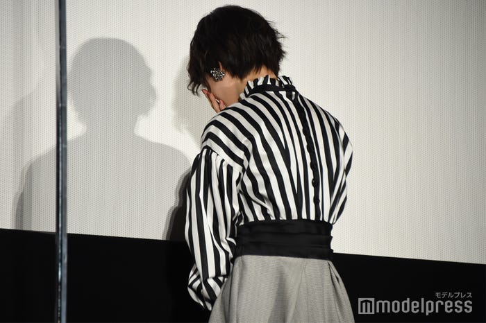 照れて後ろを向いてしまう平手友梨奈 (C)モデルプレス