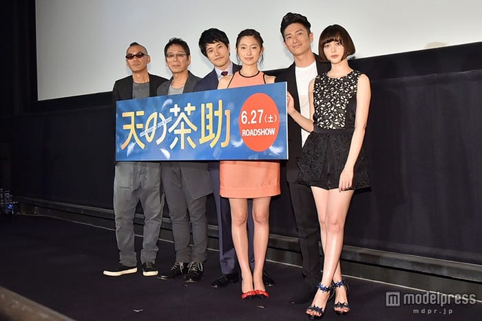 映画『天の茶助』完成披露舞台挨拶(左から)SABU監督、大杉漣、松山ケンイチ、大野いと、伊勢谷友介、玉城ティナ