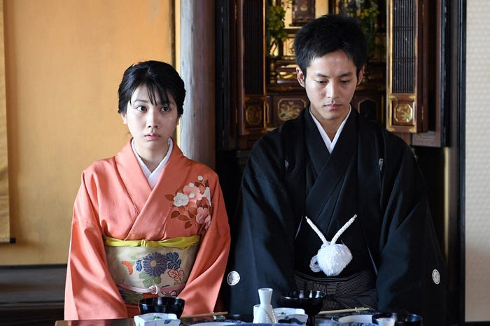 松本穂香、松坂桃李/「この世界の片隅に」(C)TBS