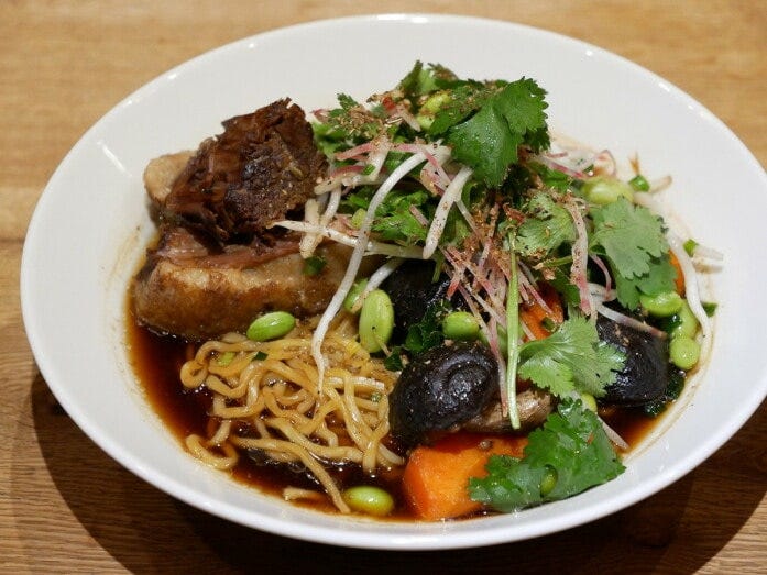 店舗限定メニューのショートリブ ヌードル - コリアンダーとビーツのサラダ、四川スパイス（税込2100円）