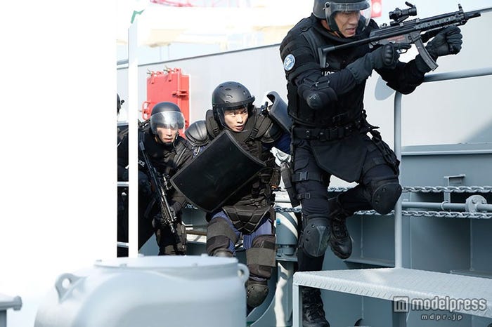 海上を舞台に激しいアクションが繰り広げられる(C)2015「S-最後の警官-THE MOVIE」製作委員会