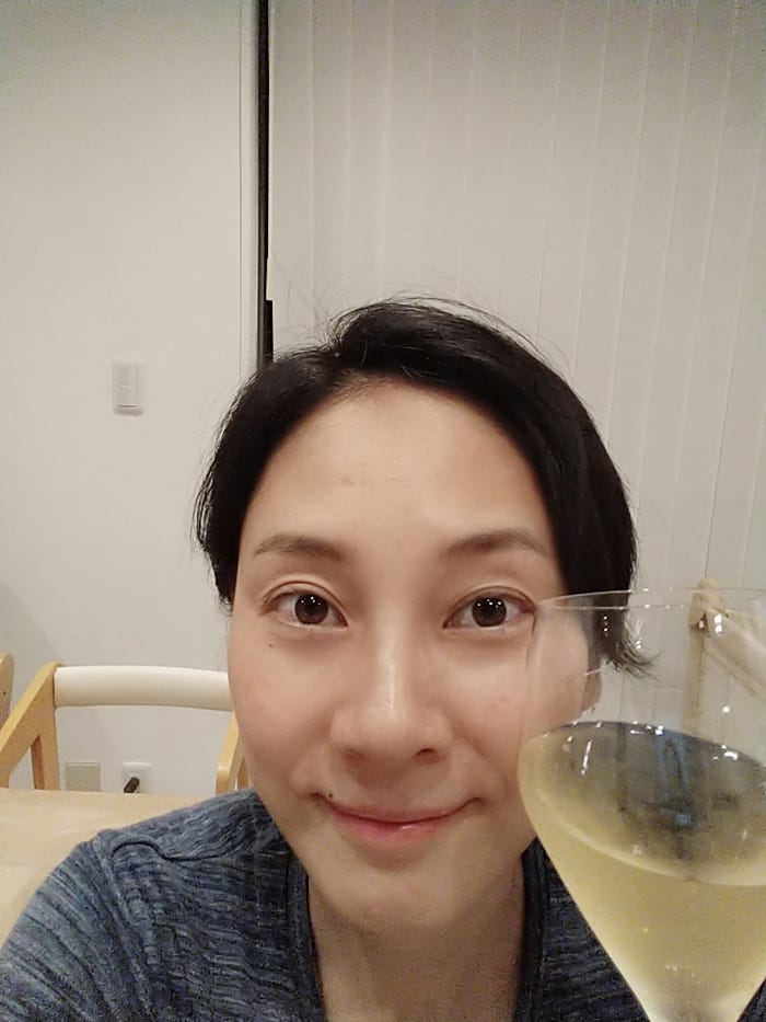 お酒を飲んでストレス発散。眉毛だけ描いていますが、基本的に休日はお化粧しません。日焼け止めクリームだけです(提供写真)