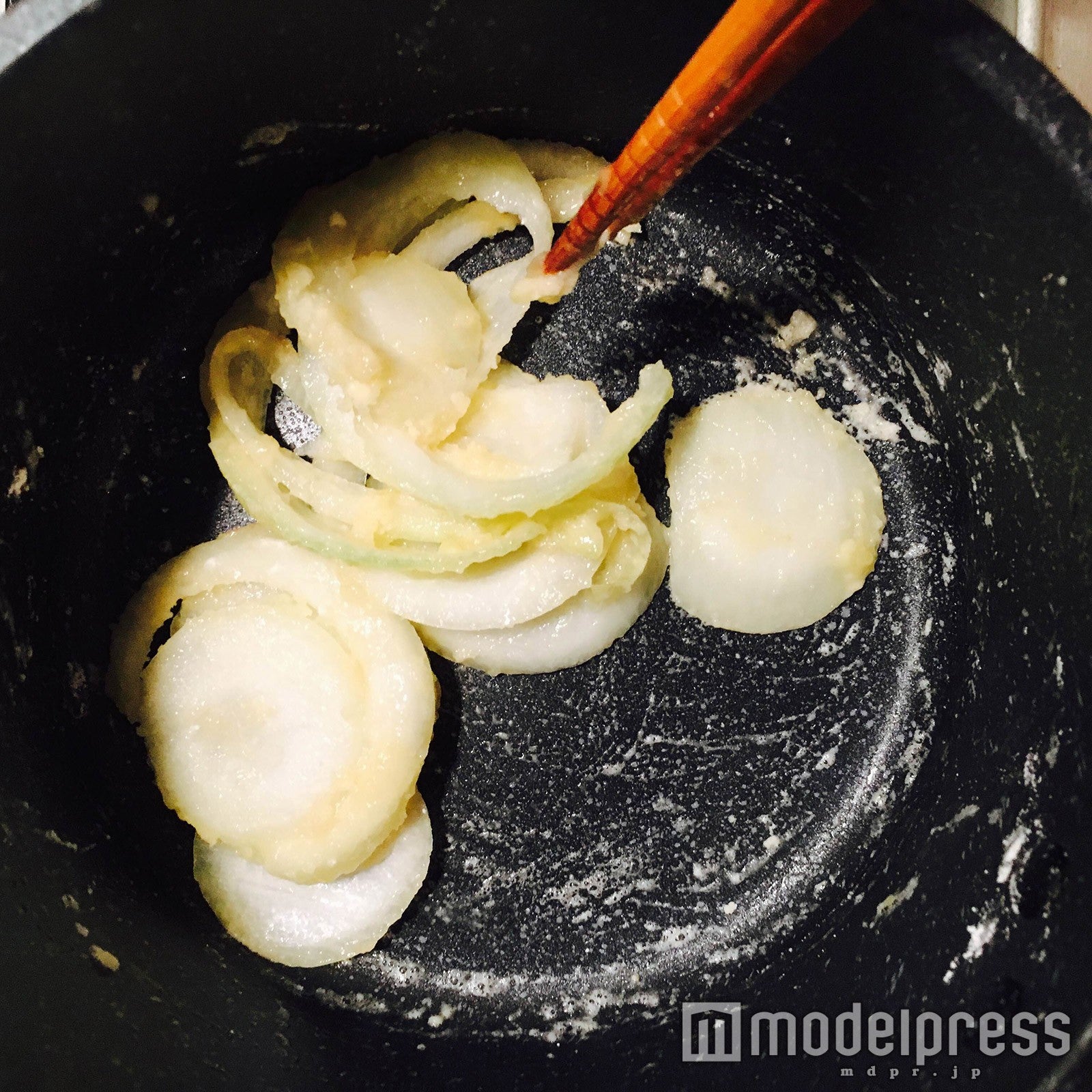 小麦粉をなじませて…／画像提供：柏原歩