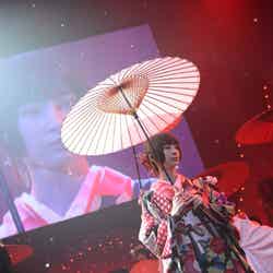 「第2回AKB48紅白対抗歌合戦」で演歌を熱唱した篠田麻里子（C）AKS
