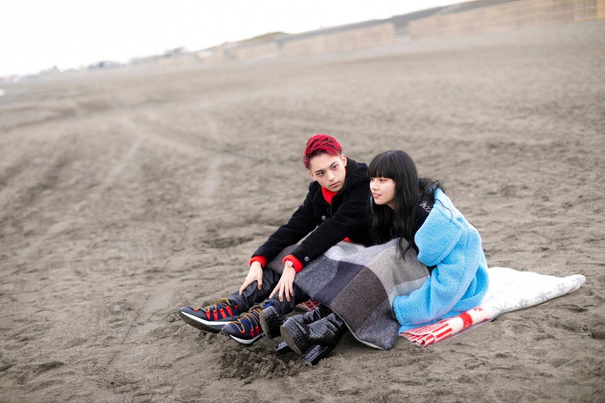 Novel Core、Hinaペアショット「月とオオカミちゃんには騙されない」（C）AbemaTV