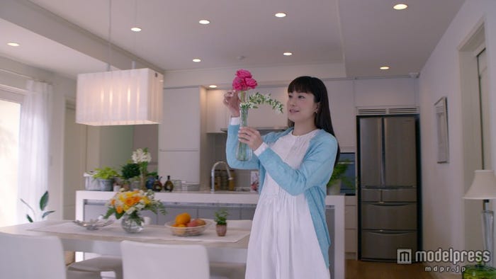 菅野美穂/新CM「住む人の中に」篇より