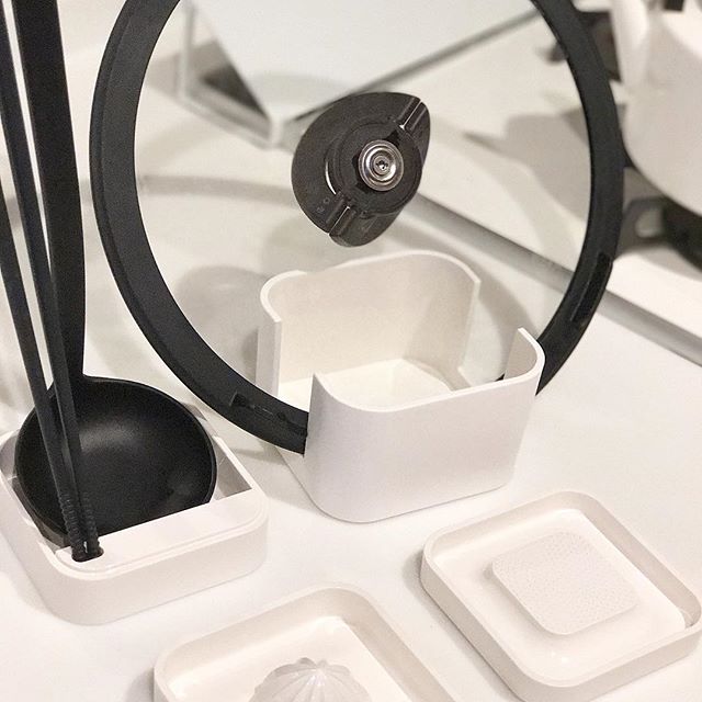 キッチンの作業スペースを増やすには 狭い空間でも調理効率をあげるアイデア集 モデルプレス キッチンの作業スペースを増やすには 狭い空間でも調理効率をあげるアイデア集 モデルプレス