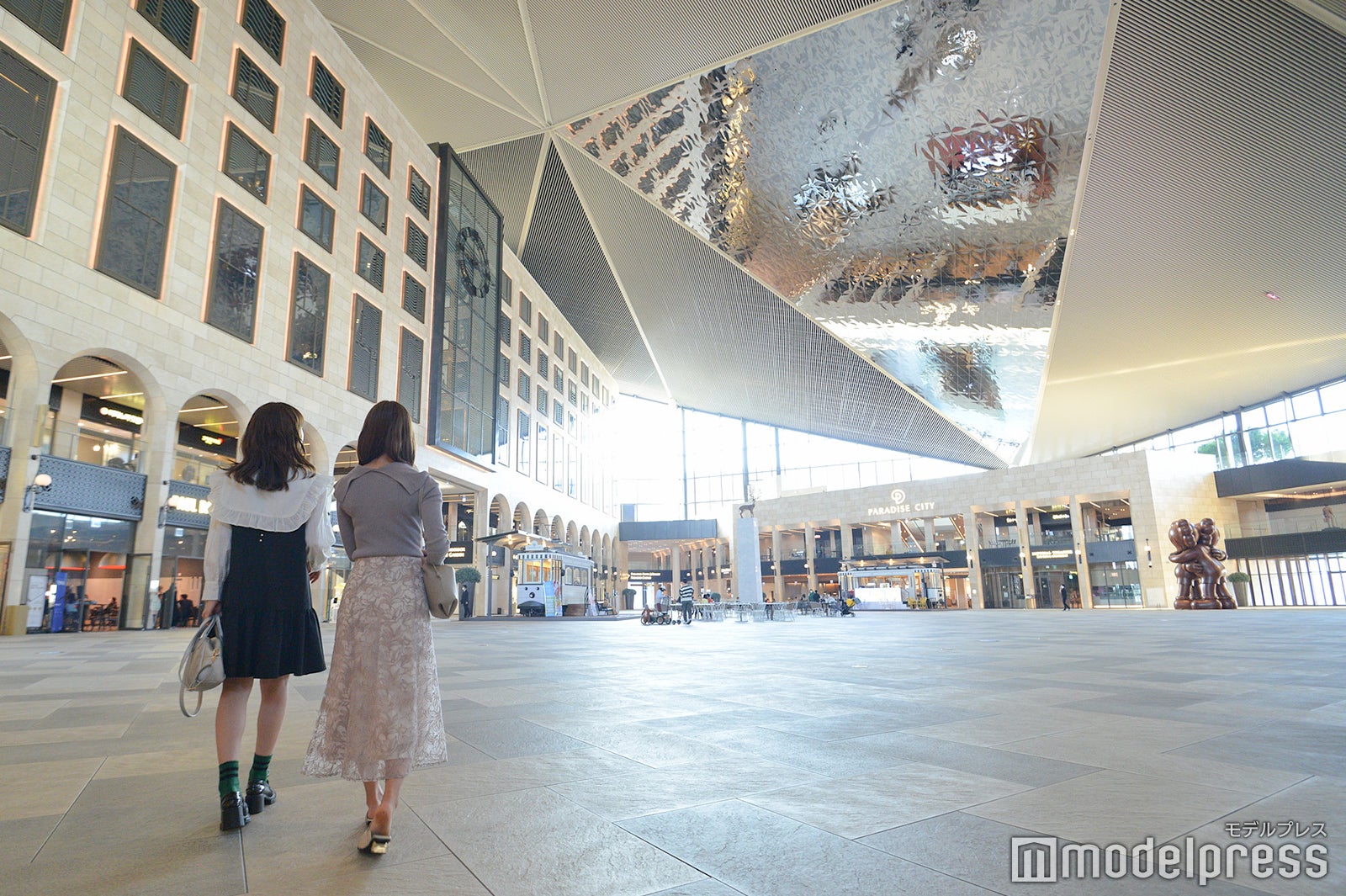 カフェやショッピングを楽しめる開放的な「プラザ」（C）モデルプレス