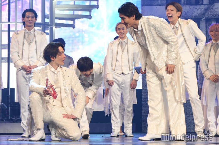 緊張が解けた渡辺翔太、亀梨和也のかっこよさに興奮する森本慎太郎(C)モデルプレス