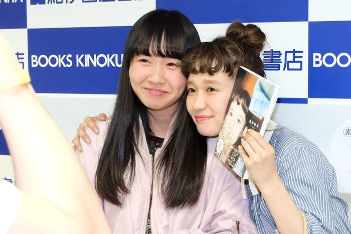 柴田紗希、ファンとチェキ撮影の様子(画像提供:学研プラス)