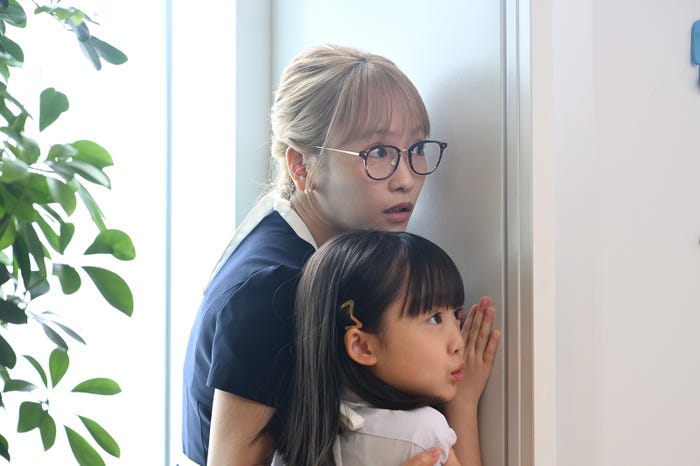 川栄李奈、池村碧彩「フェイクマミー」第4話(C)TBS