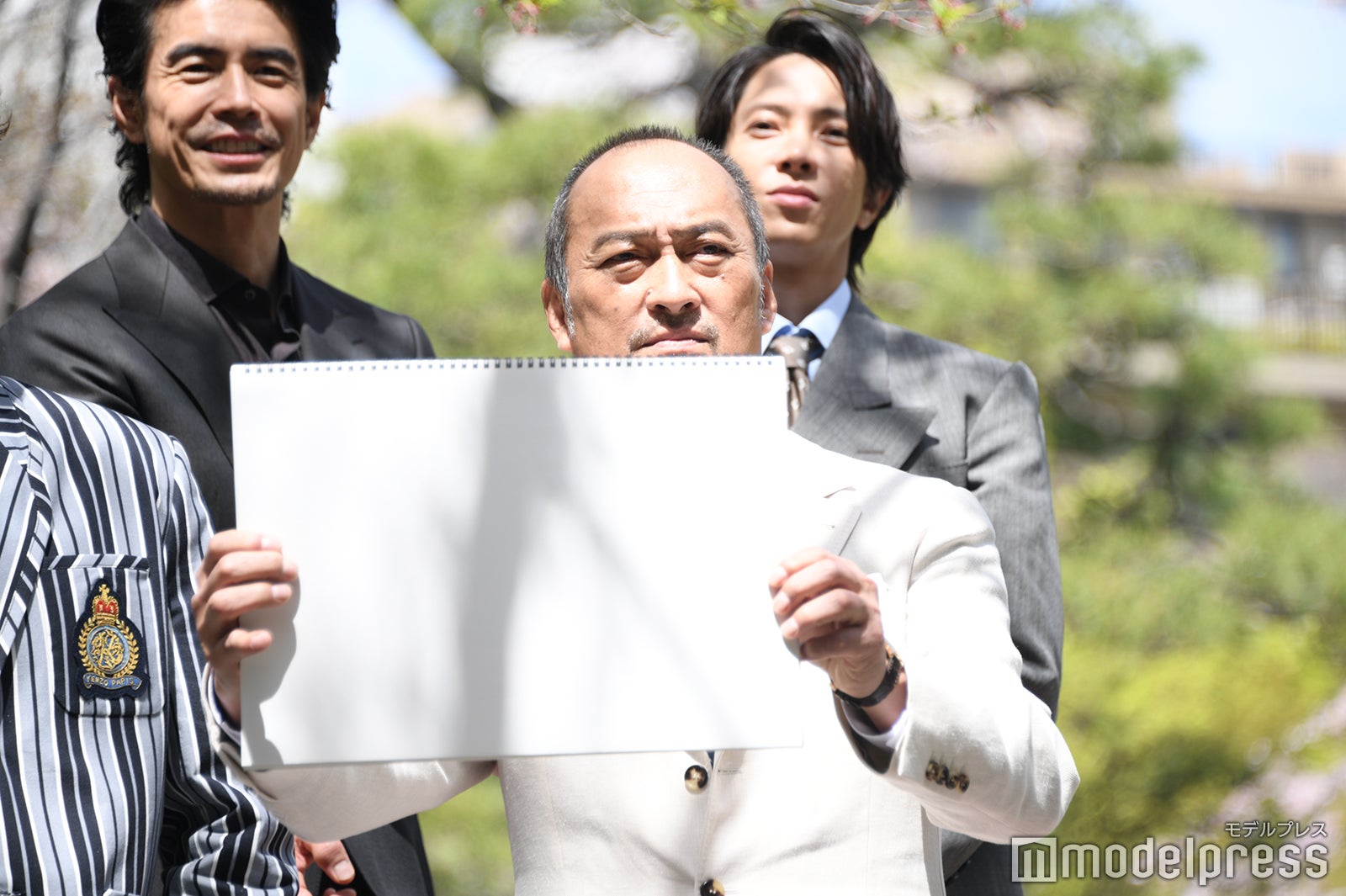 ホワイトバランスの合わせを手伝ってくれる渡辺謙（C）モデルプレス