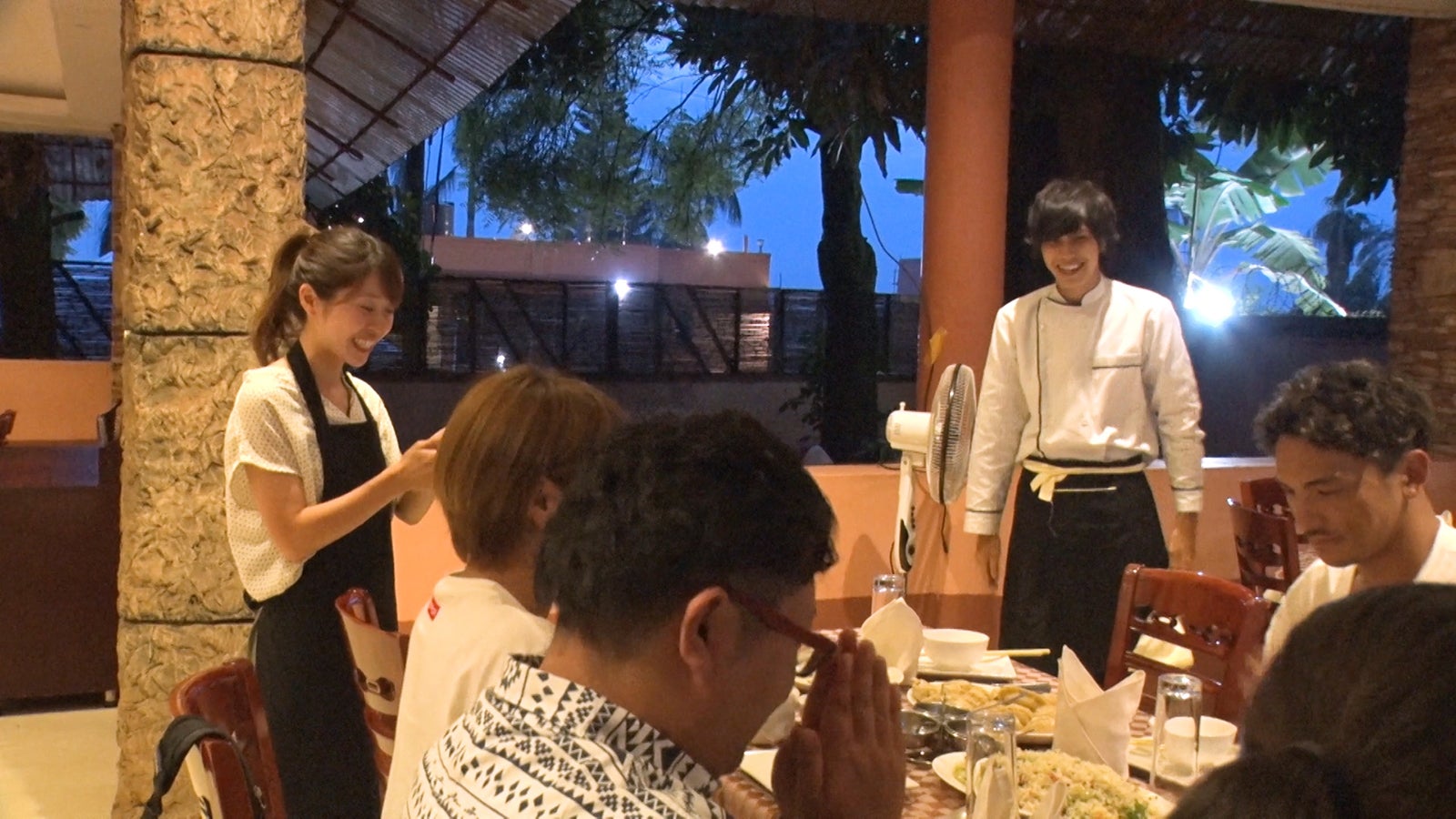 メンバーに料理を振る舞うすうすうとはり坊「あいのり：African Journey」第9話より（C）フジテレビ