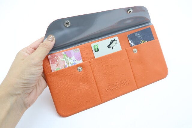 ダイソー　パスポートケース（ボタン付）　ポケット