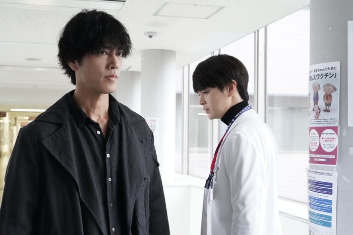 桐谷健太、瀬戸康史「院内警察」第7話より(C)フジテレビ/共同テレビ