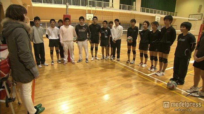 島の中学校で、生徒全員に迎えられる戸田恵梨香(左端)/「鶴瓶の家族に乾杯『戸田恵梨香 福岡県宗像市』」後編より(C)NHK