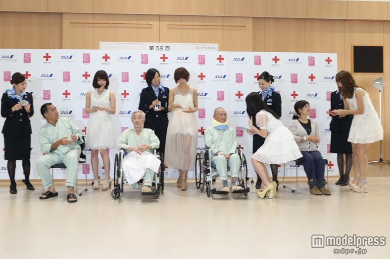 入院している患者へ「すずらんの花」を贈呈したAKB48とANA客室乗務員