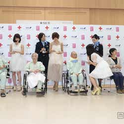 入院している患者へ「すずらんの花」を贈呈したAKB48とANA客室乗務員