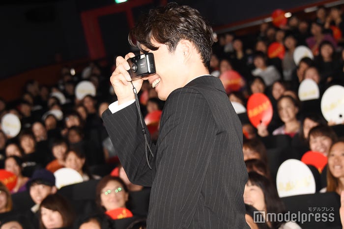 突然撮影を始める星野源(C)モデルプレス
