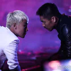 李（BIGBANG V.I）と琥珀（AKIRA）／（C）「HiGH&LOW」製作委員会
