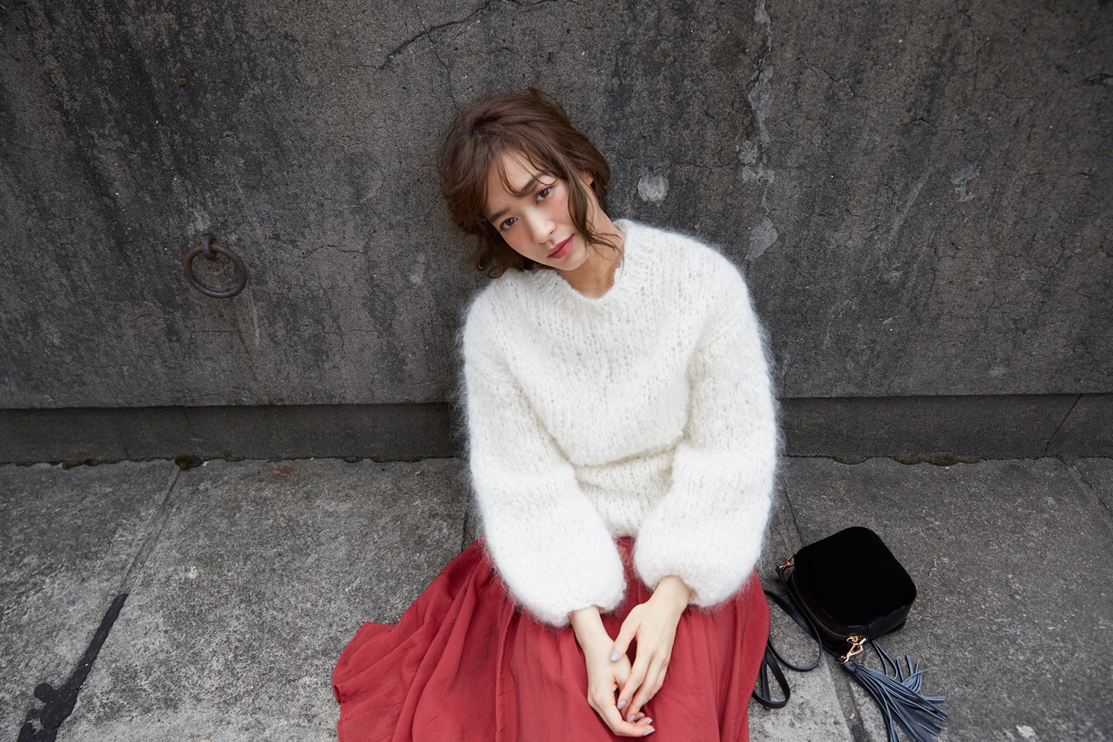 ニットトップス￥25,000／JILLSTUART　フレアスカート￥16,000／マイストラーダ　ミニバッグ￥23,000／リリディア（バロックジャパンリミテッド）（C）TOPLOG