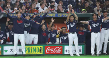 韓国が初回に3点先制！侍ジャパン・菊池雄星から集中打 左翼席の応援団も大盛り上がり