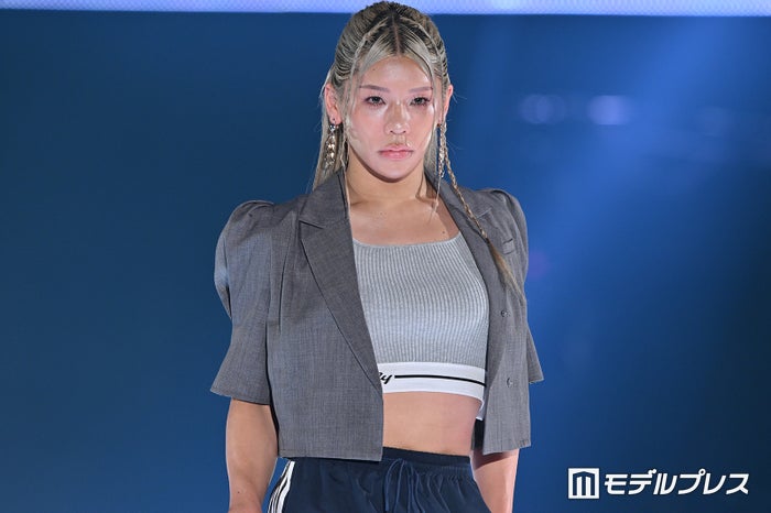 とうあ、ジャケットから美ウエストチラリ【GirlsAward 2024 S／S】