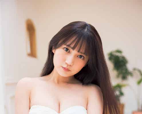 AKB48鈴木くるみ、純白の白ビキニ姿披露