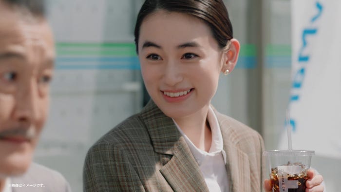 吉田鋼太郎、八木莉可子/新TVCM「FAMIMA CAFE刷新うまさに驚け。」篇(提供写真)